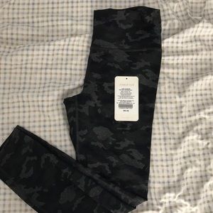 Fabletics NEW camo leggings size small 7/8 length